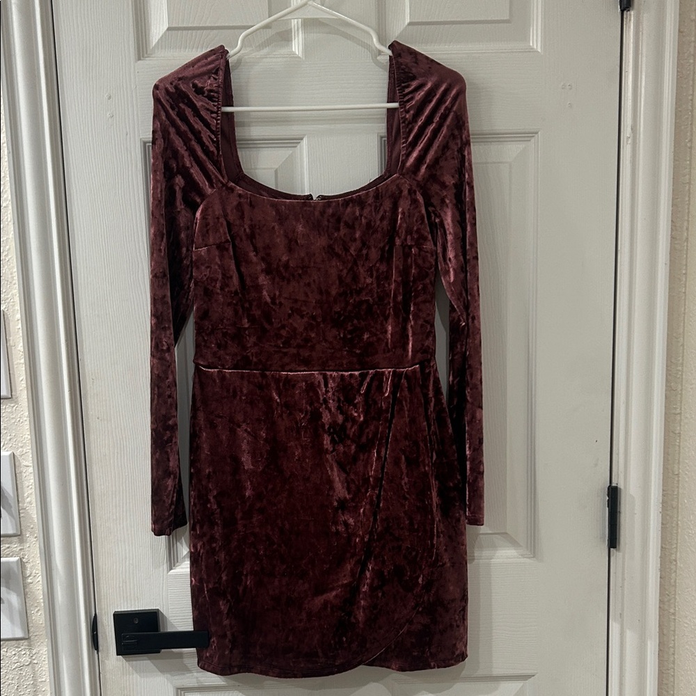 Velvet Long-Sleeve Scoop Neck Dress in Wine